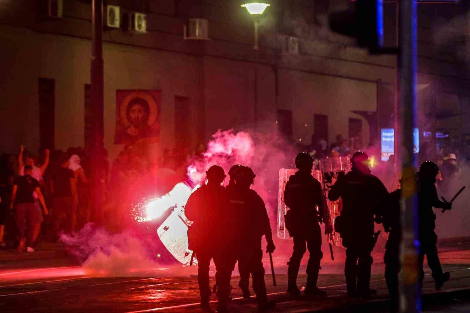 Sırbistan sokakları savaş alanına döndü 