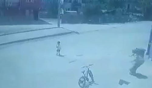 Koşarak caddeye çıkan 4 yaşındaki çocuğa otomobil böyle çarptı