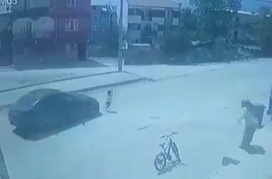 Koşarak caddeye çıkan 4 yaşındaki çocuğa otomobil böyle çarptı 