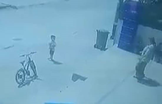 Koşarak caddeye çıkan 4 yaşındaki çocuğa otomobil böyle çarptı 