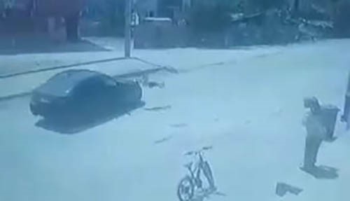 Koşarak caddeye çıkan 4 yaşındaki çocuğa otomobil böyle çarptı 