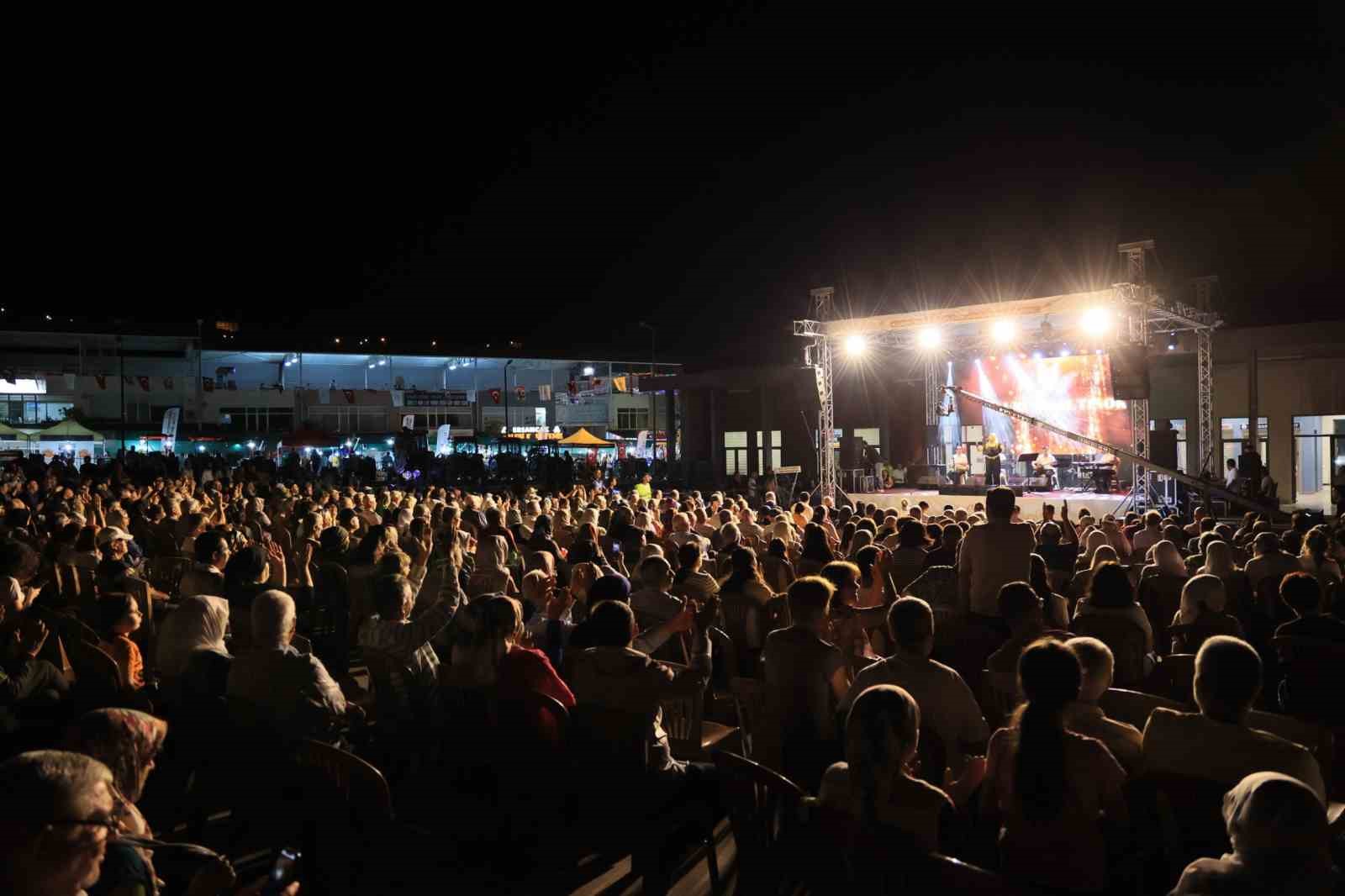 Nurcan Altınok, Çameli festivalinde unutulmaz bir gece yaşattı 