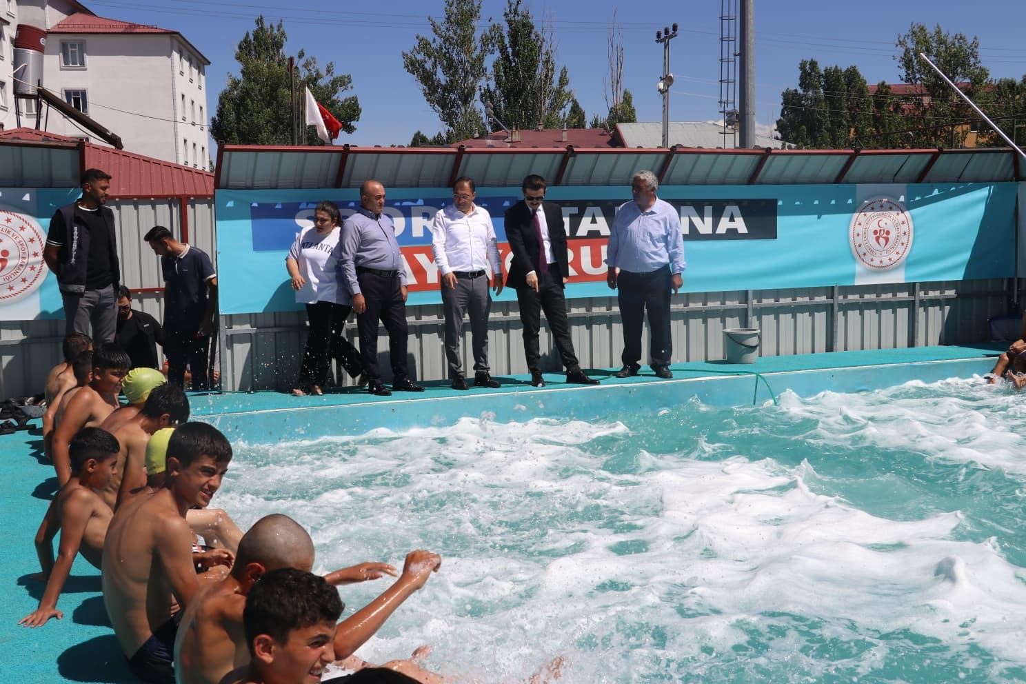 Tutak Kaymakamı Coşkun, yüzme havuzunda incelemelerde bulundu 