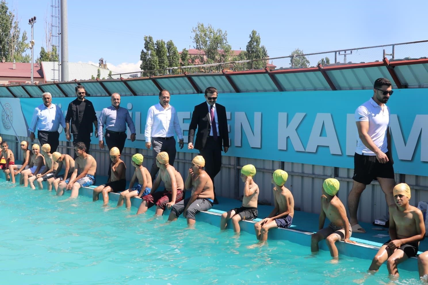 Tutak Kaymakamı Coşkun, yüzme havuzunda incelemelerde bulundu 
