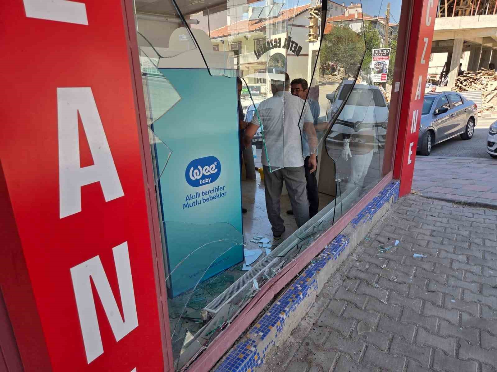 Ankara’da kontrolden çıkan otomobil eczaneye çarparak durabildi 