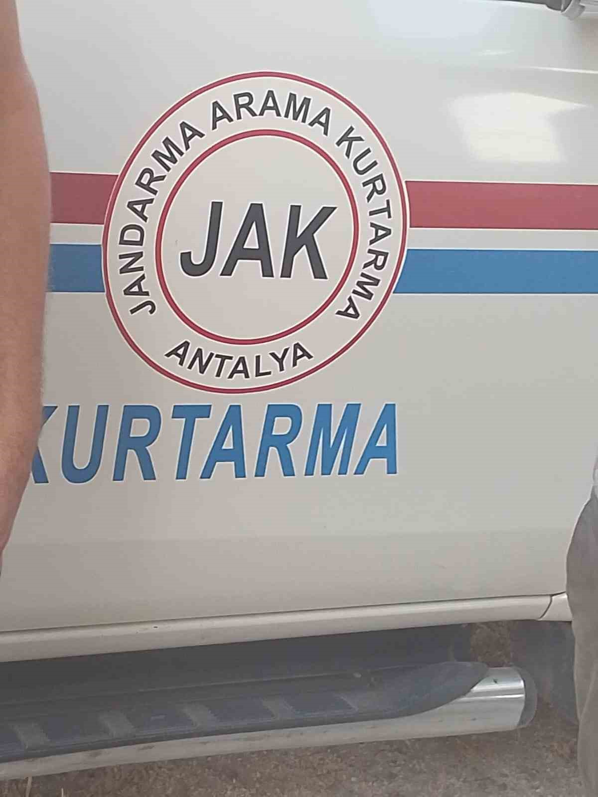 Serik’te uçurumda 3 gündür mahsur kalan keçi, ekipler tarafından kurtarıldı 