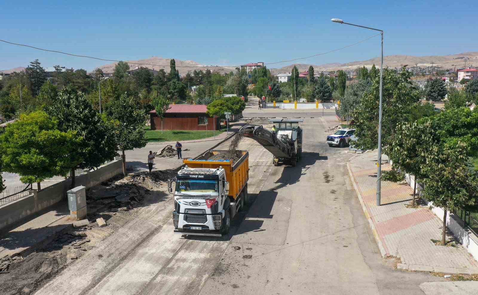 Van Büyükşehir Belediyesi Suvaroğlu Caddesi’nde çalışmalara başladı 