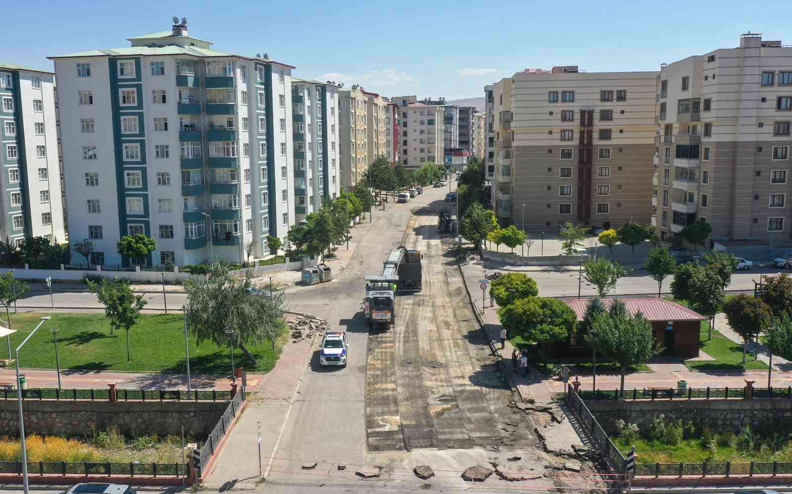 Van Büyükşehir Belediyesi Suvaroğlu Caddesi’nde çalışmalara başladı 