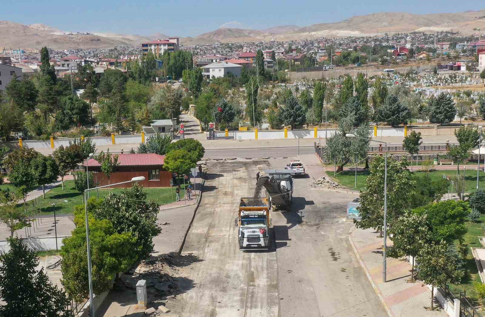 Van Büyükşehir Belediyesi Suvaroğlu Caddesi’nde çalışmalara başladı 