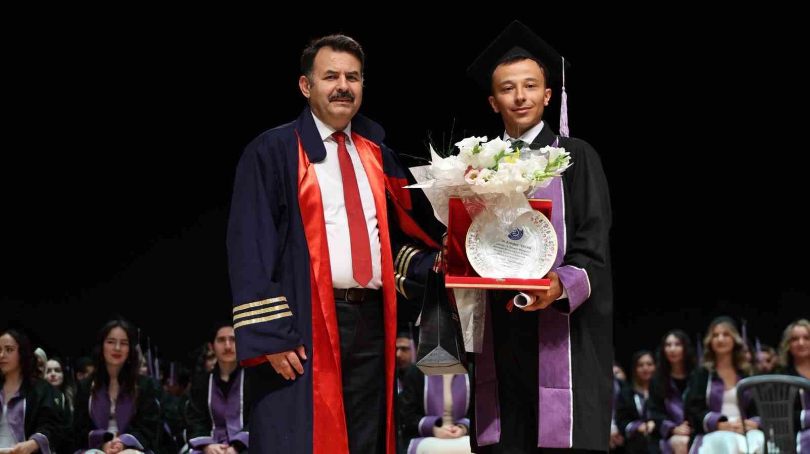 ERÜ Diş Hekimliği Fakültesi 16. dönem mezunlarını verdi 