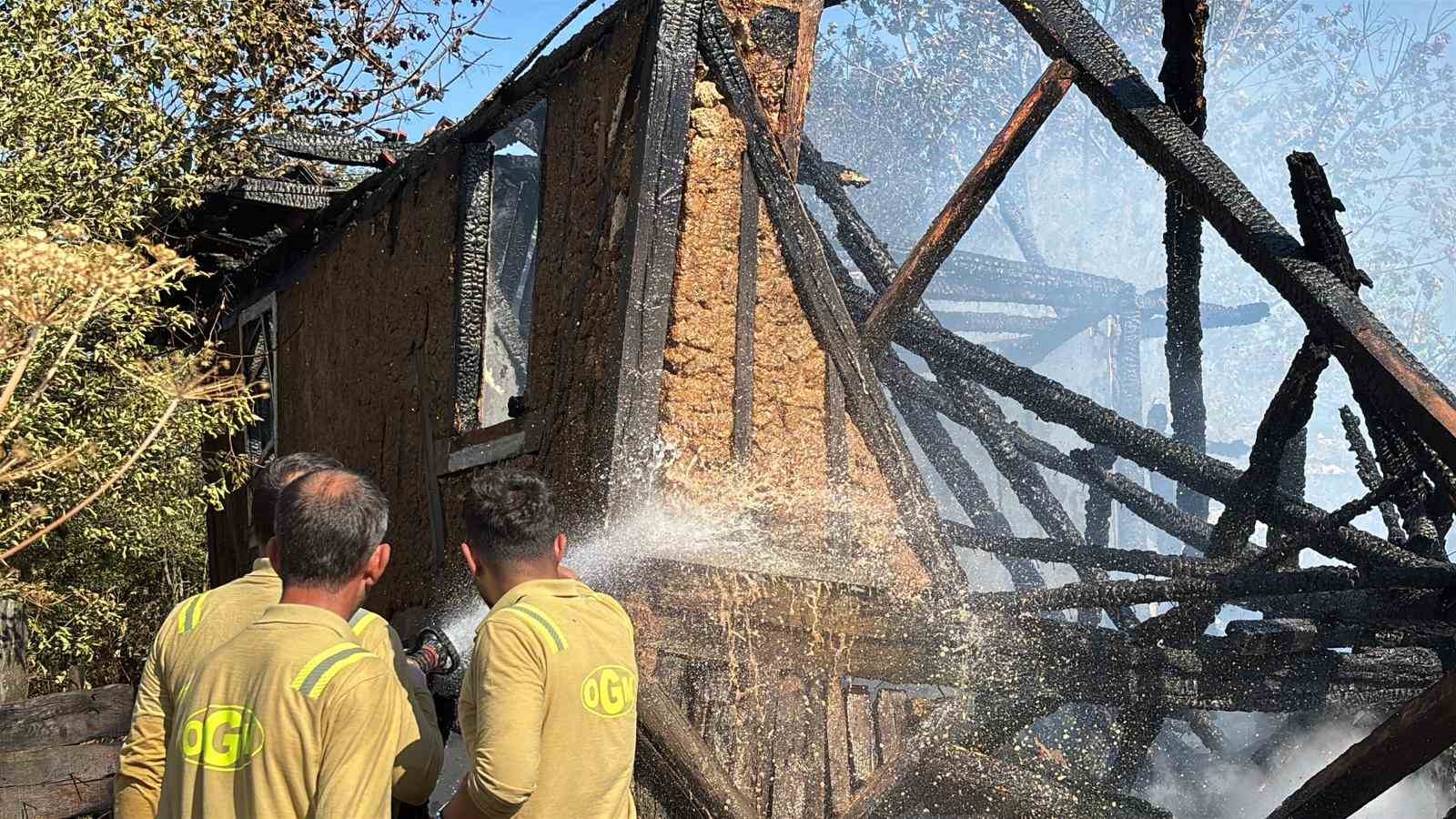 Bolu’da otluk arazide çıkan yangın 2 katlı evi küle çevirdi 