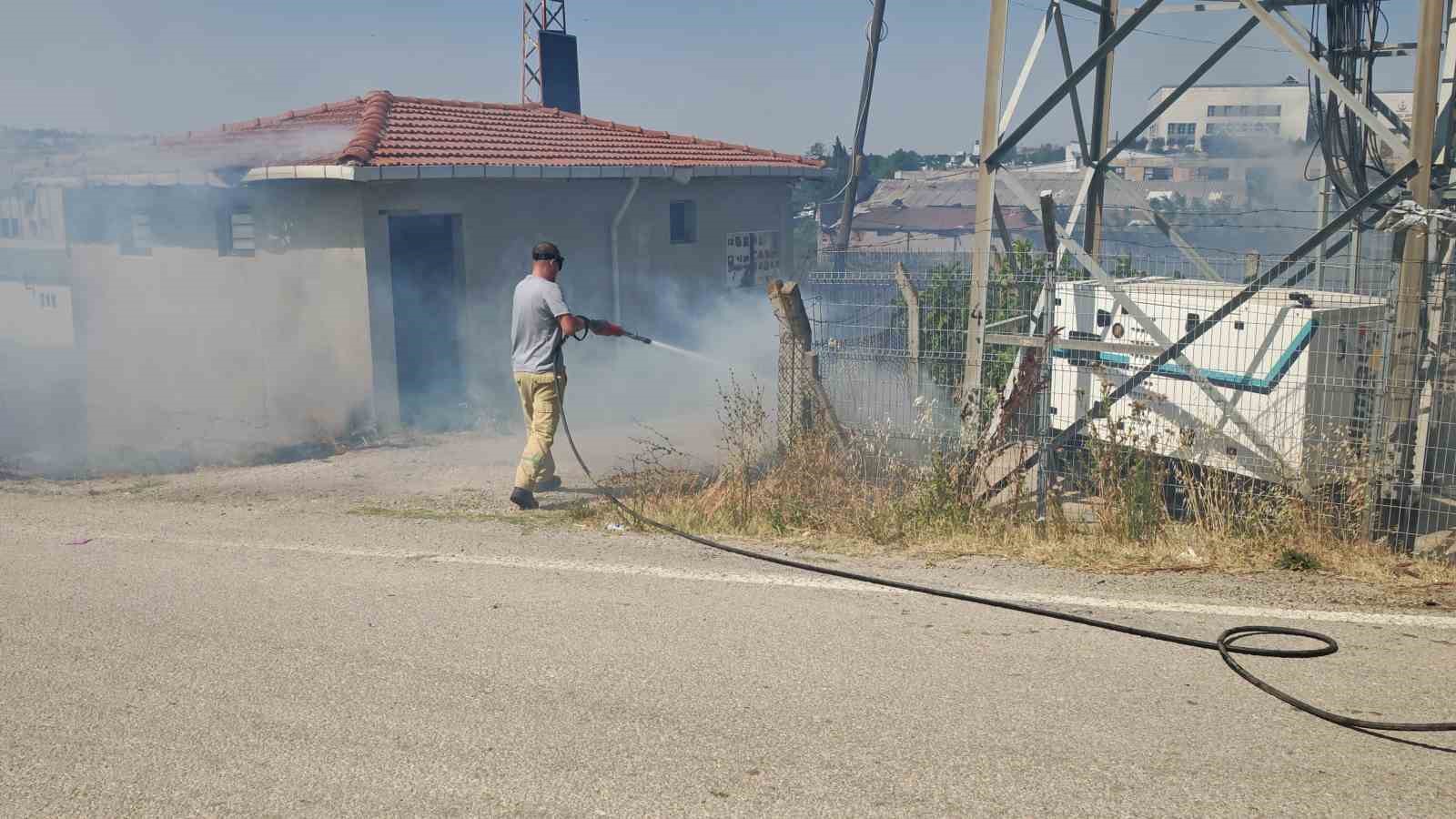 Tekirdağ’da yol kenarında çıkan yangın büyümeden söndürüldü 