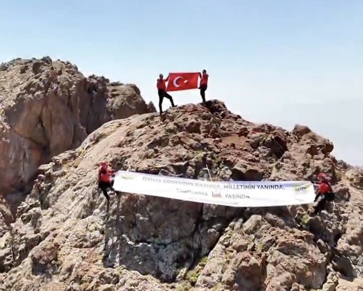 Van’da JAK ekipleri Erek Dağı zirvesinde Türk bayrağını dalgalandırdı 