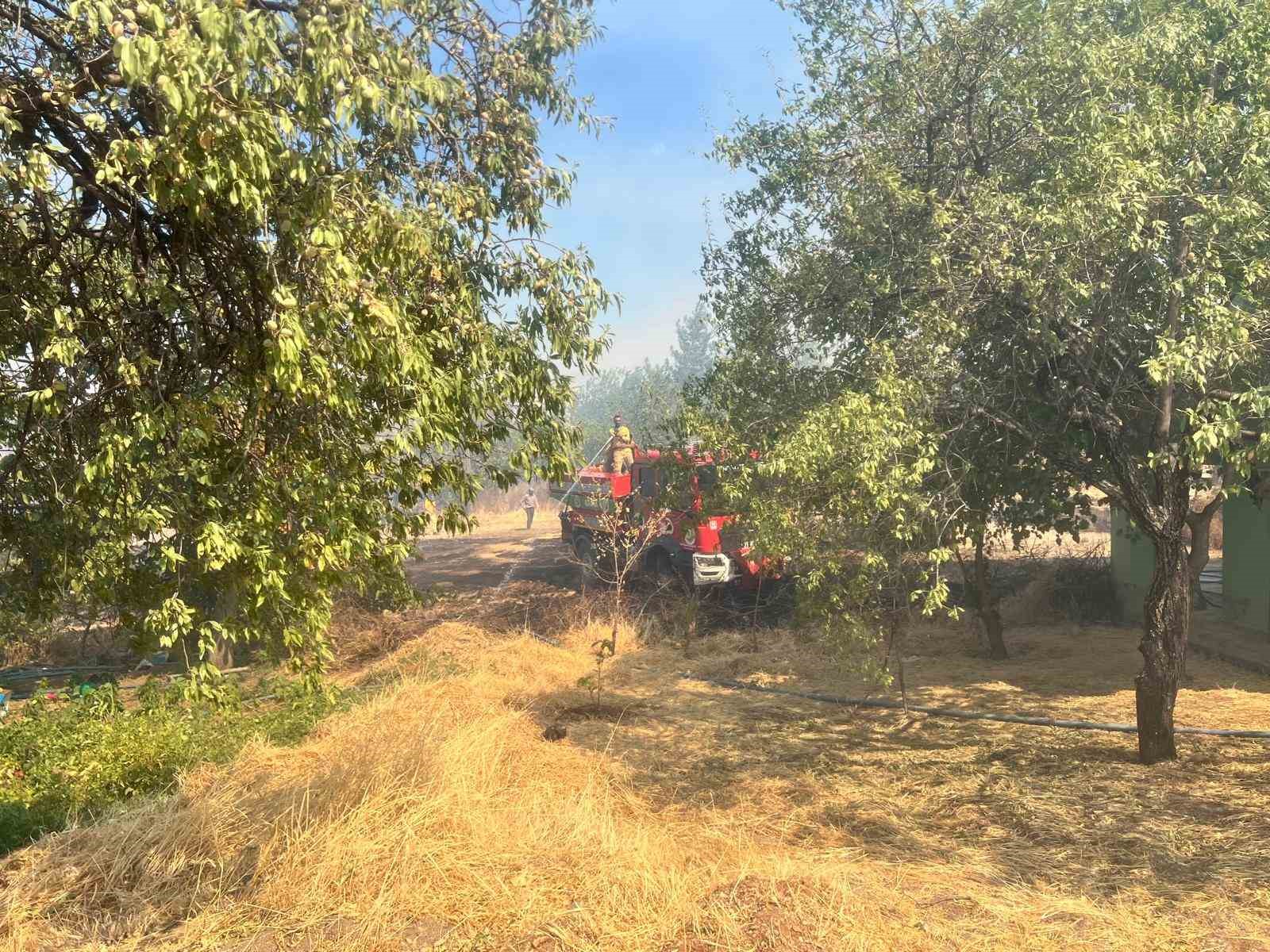 Diyarbakır’ın 3 ilçesinde etkili olan yangına müdahale devam ediyor 