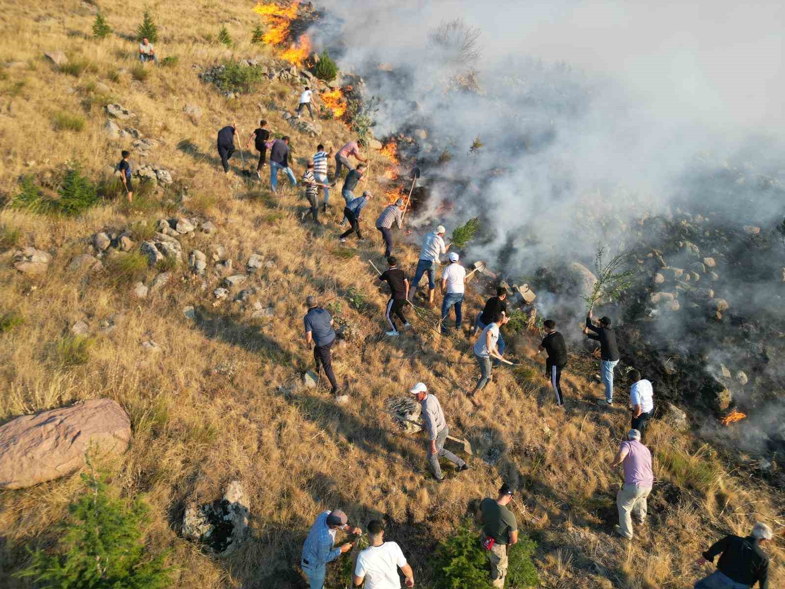 Afyonkarahisar’daki orman yangınına müdahale sürüyor 