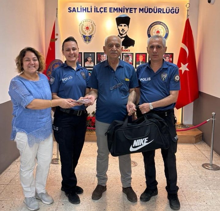 Manisa’da vatandaşın yolda bulduğu 20 bin lira sahibine teslim edildi