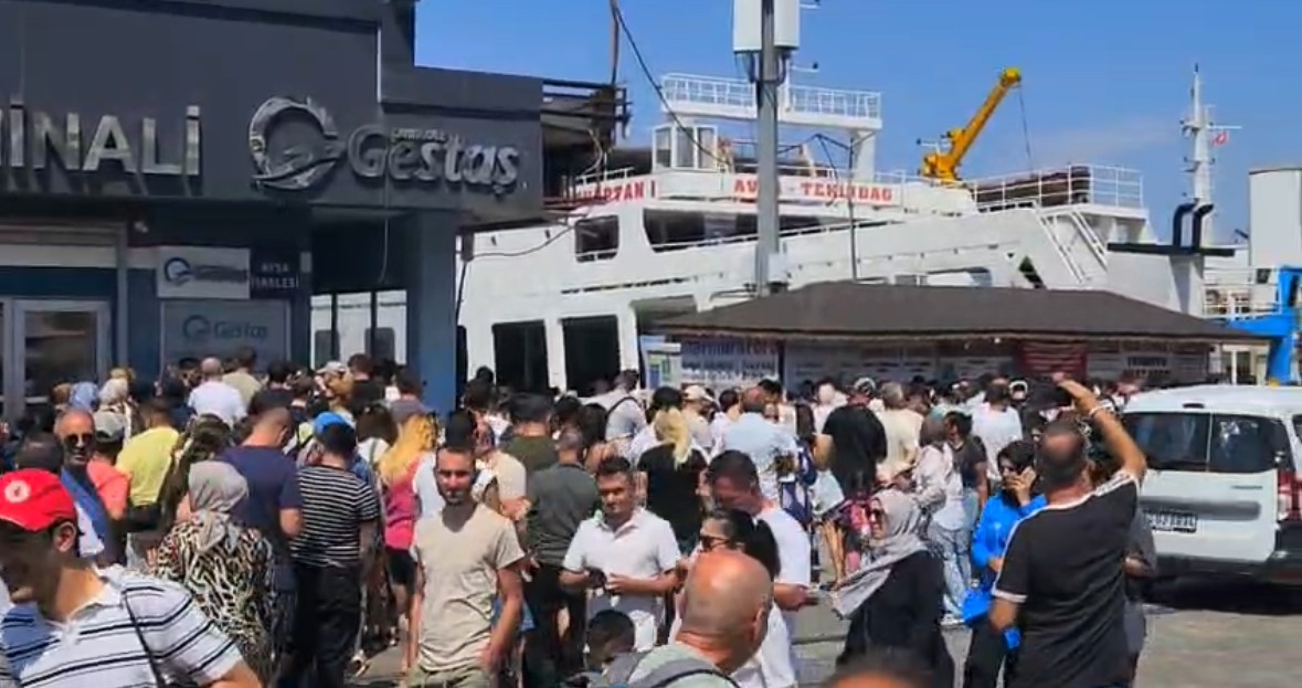 Fırtına gemi seferlerini iptal ettirdi: Tatilciler Erdek’te uzun kuyruklar oluşturdu