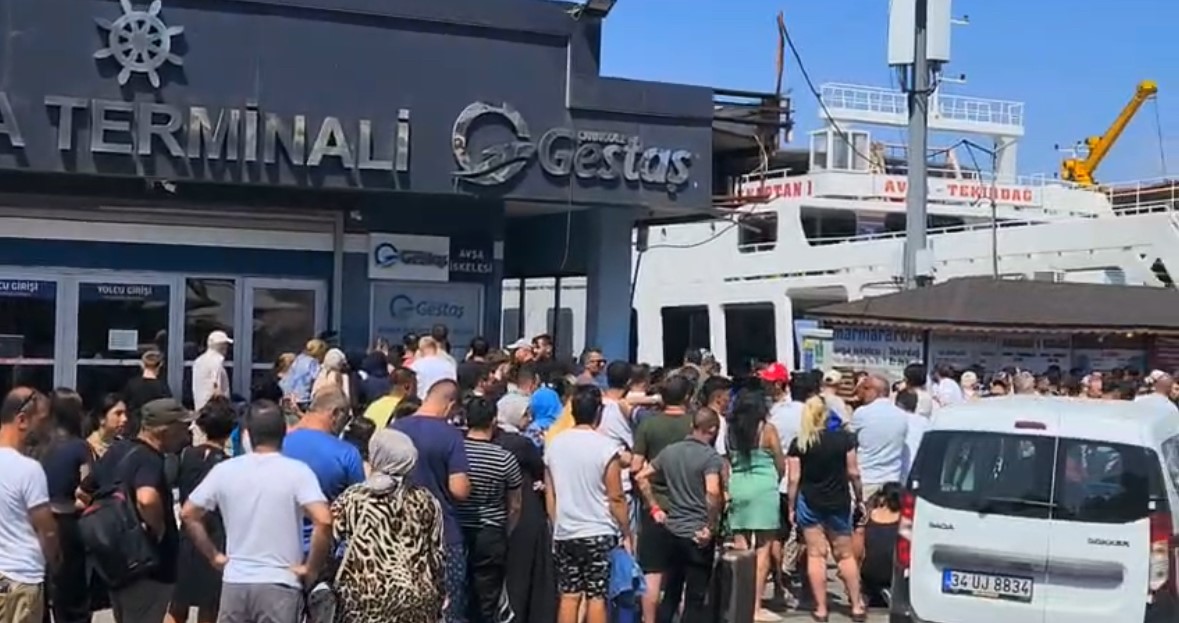 Fırtına gemi seferlerini iptal ettirdi: Tatilciler Erdek’te uzun kuyruklar oluşturdu 