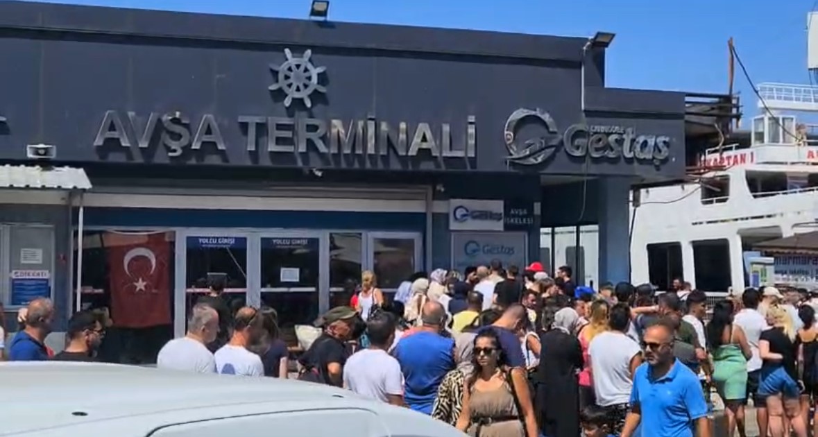 Fırtına gemi seferlerini iptal ettirdi: Tatilciler Erdek’te uzun kuyruklar oluşturdu 