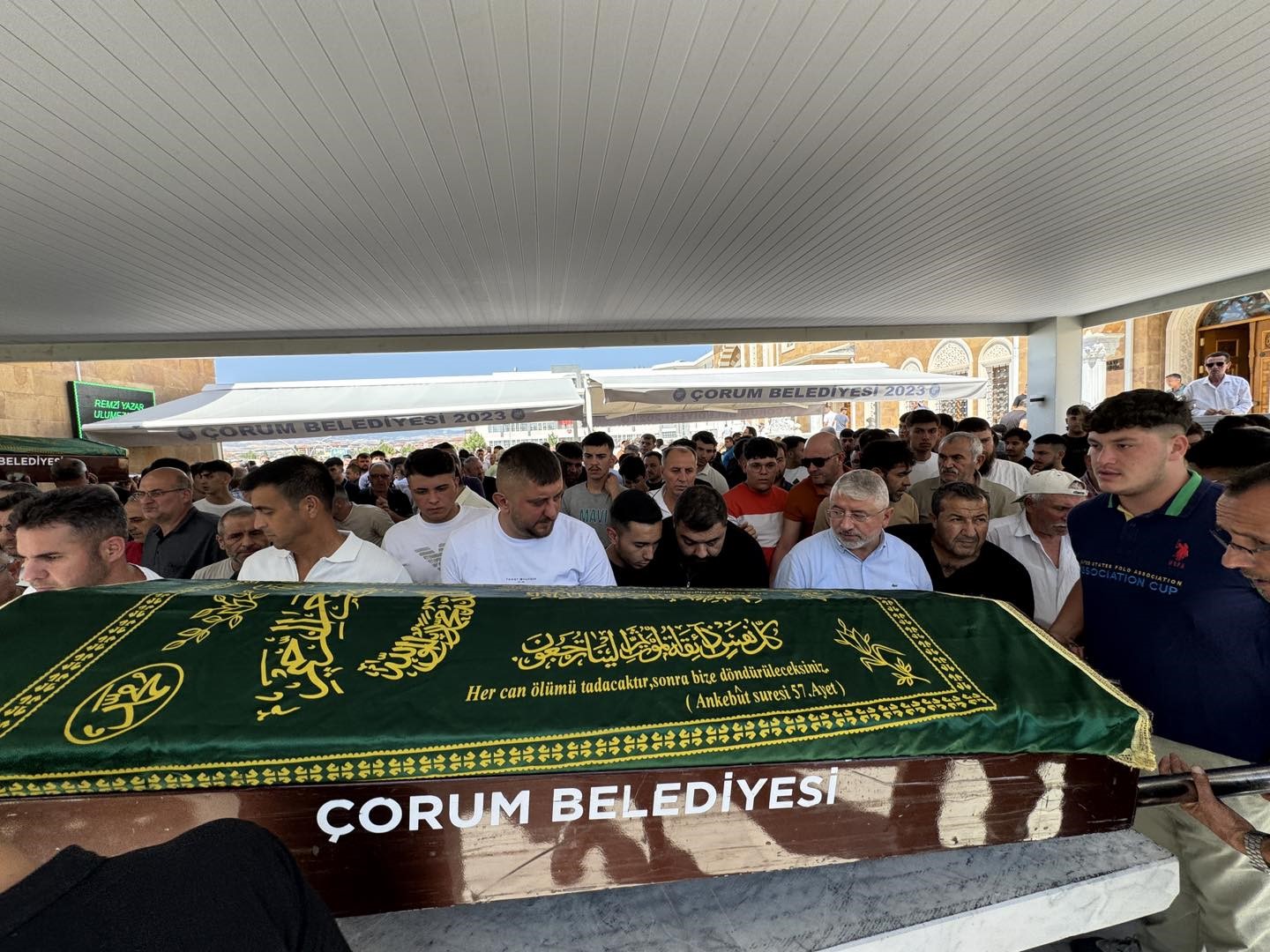 Yağ tankına düşerek ölen anne ve oğlu toprağa verildi 