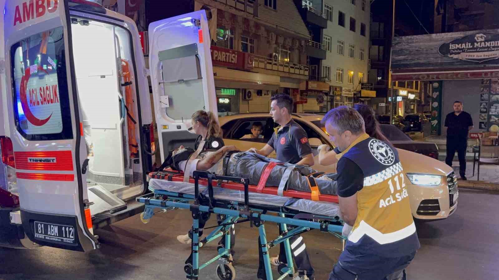 Otomobille çarpışan motosikletteki 2 kişi böyle savruldu: 3 yaralı 