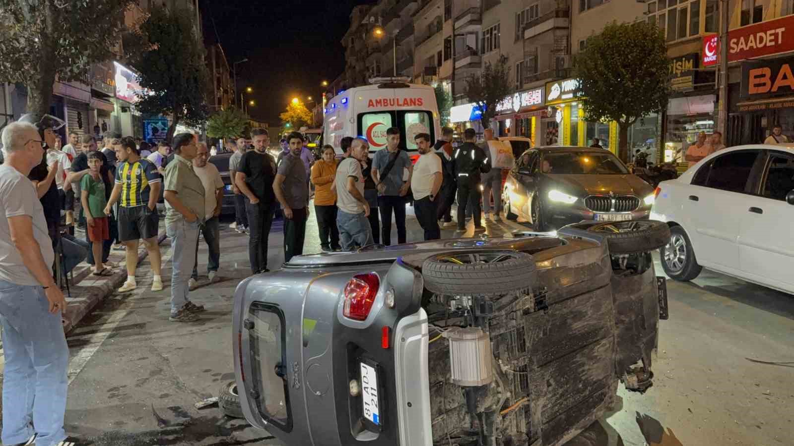 Otomobille çarpışan motosikletteki 2 kişi böyle savruldu: 3 yaralı 