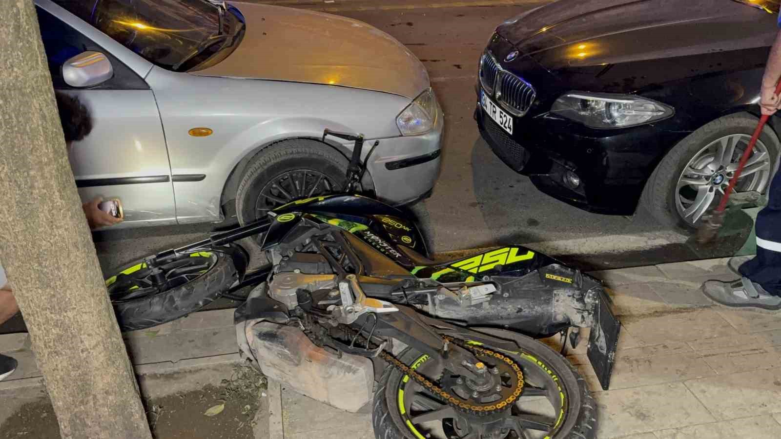 Otomobille çarpışan motosikletteki 2 kişi böyle savruldu: 3 yaralı 