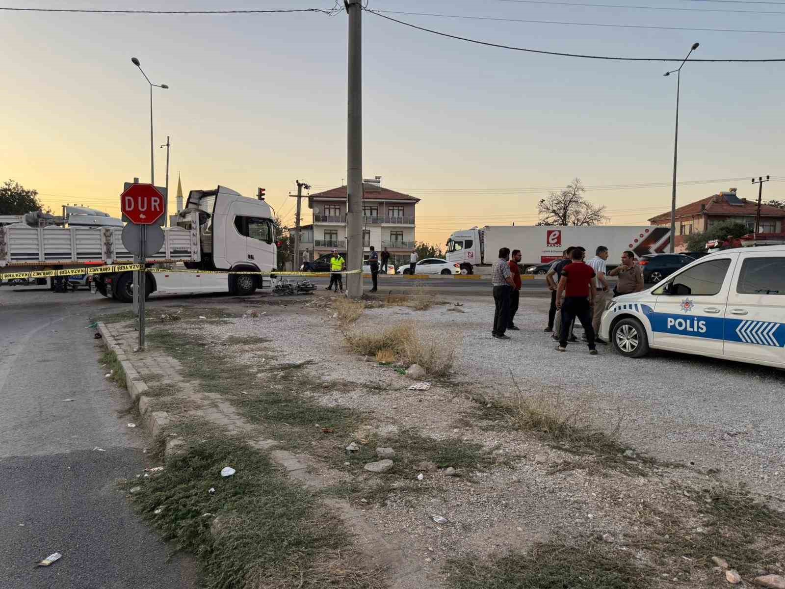 Tır ile motosiklet çarpıştı: 1 ölü 