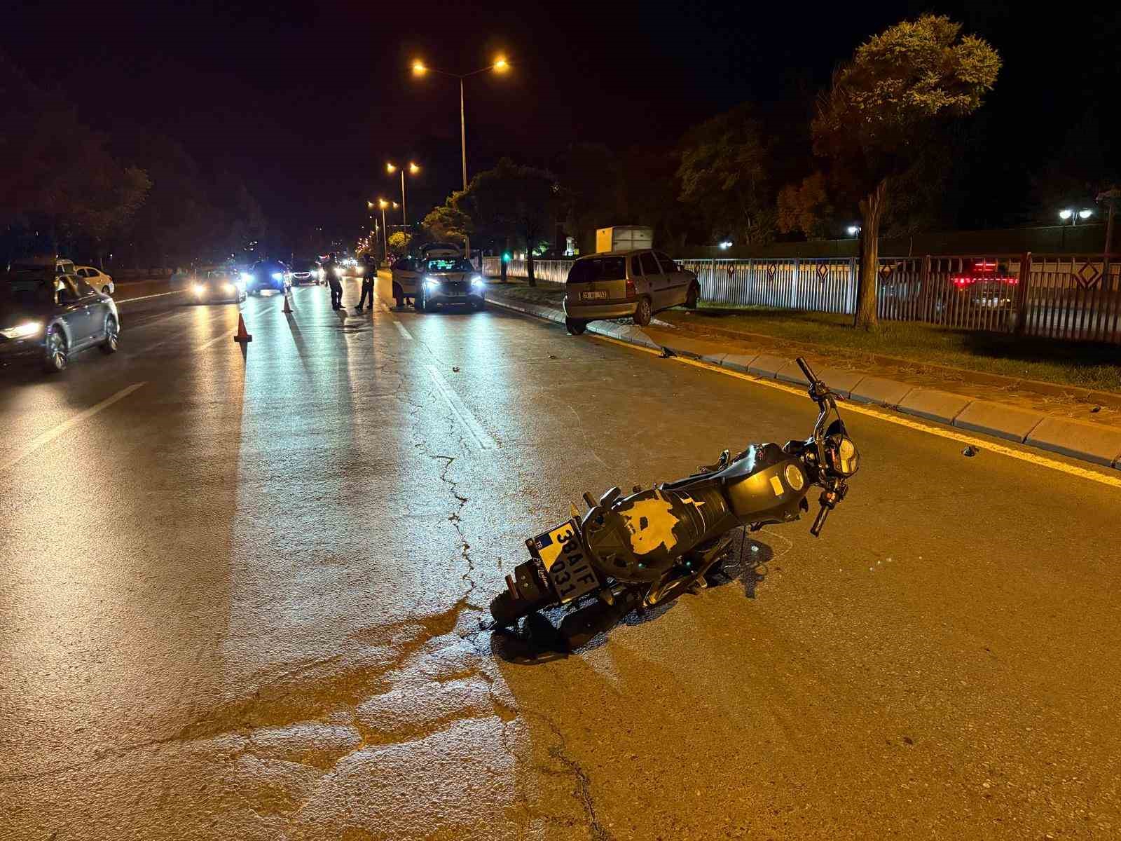 Motosikletle çarpışan otomobil refüje çıktı: 3 yaralı 