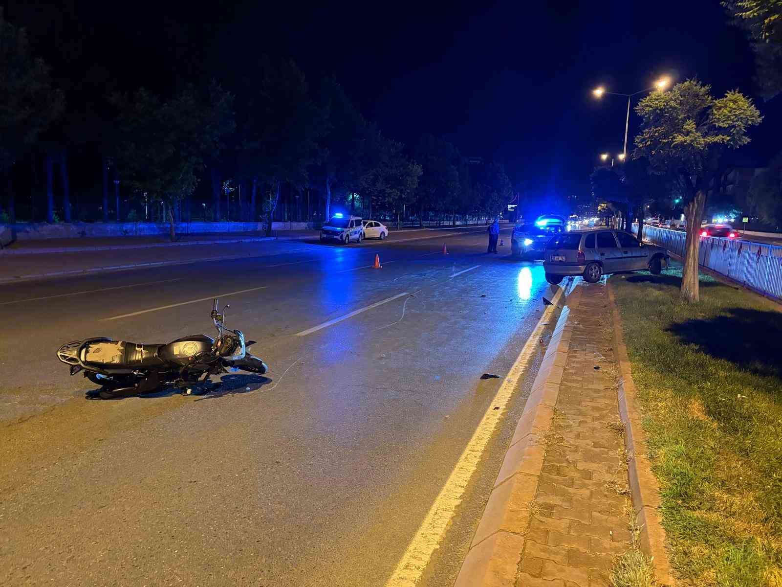 Motosikletle çarpışan otomobil refüje çıktı: 3 yaralı 