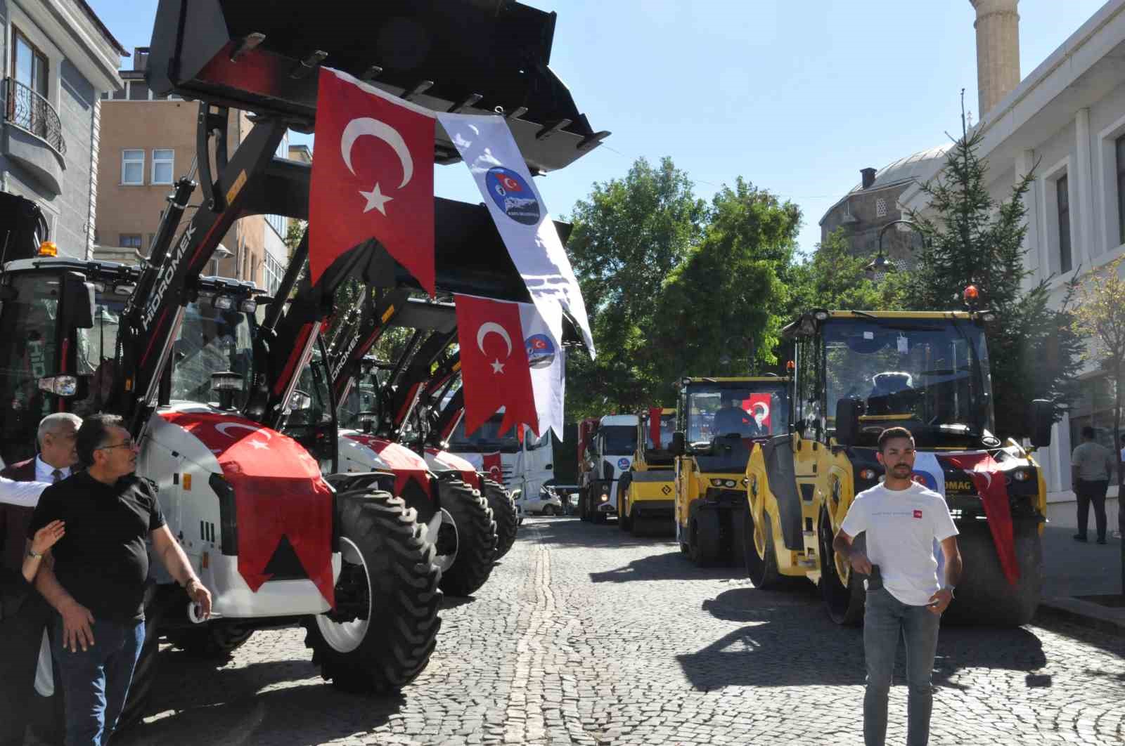Kars Belediyesi’nde hizmet coşkusu: 15 yeni iş makinesi törenle hizmete girdi 