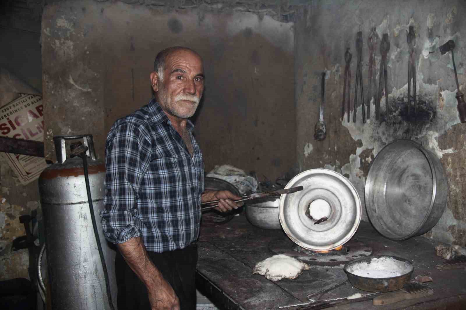 Ocakbaşında büyüyen kalay ustası mesleğini yaşatmaya çalışıyor 
