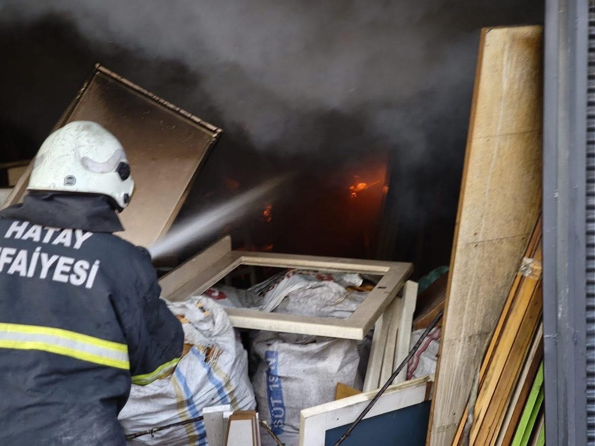 Hatay’da mobilya atölyesinde yangın 