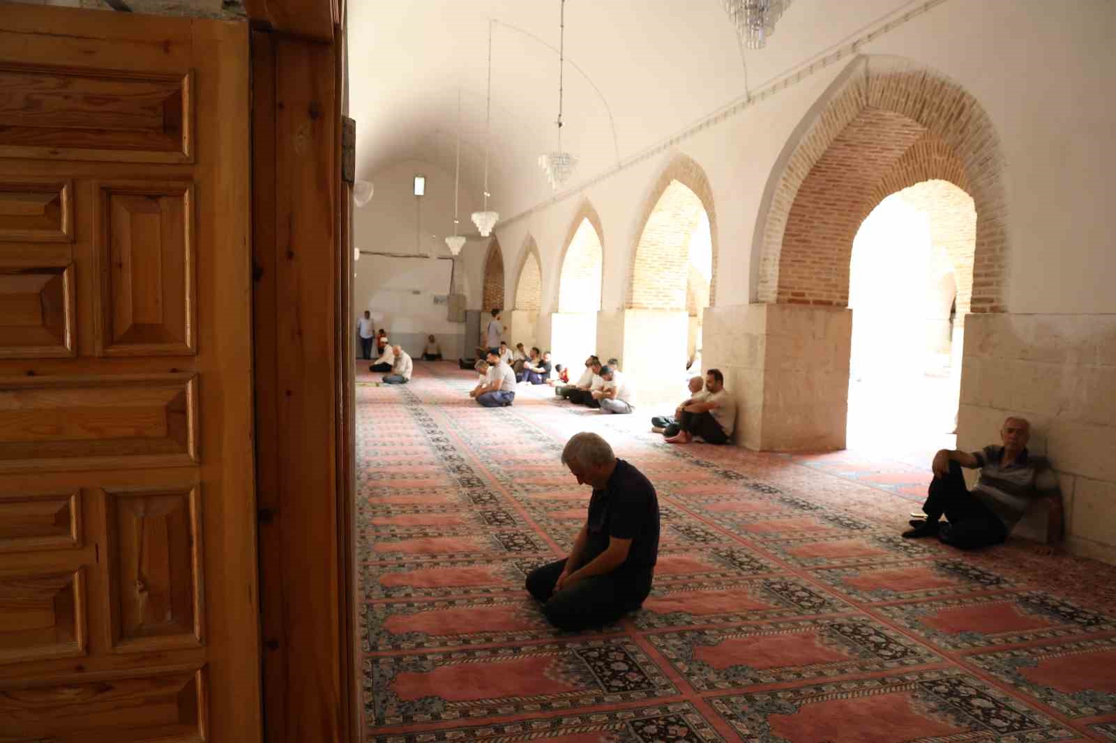 4 bin yıllık Harput’a gelenler, Pisa’dan daha eğri minareyi görünce şaşırıyor 