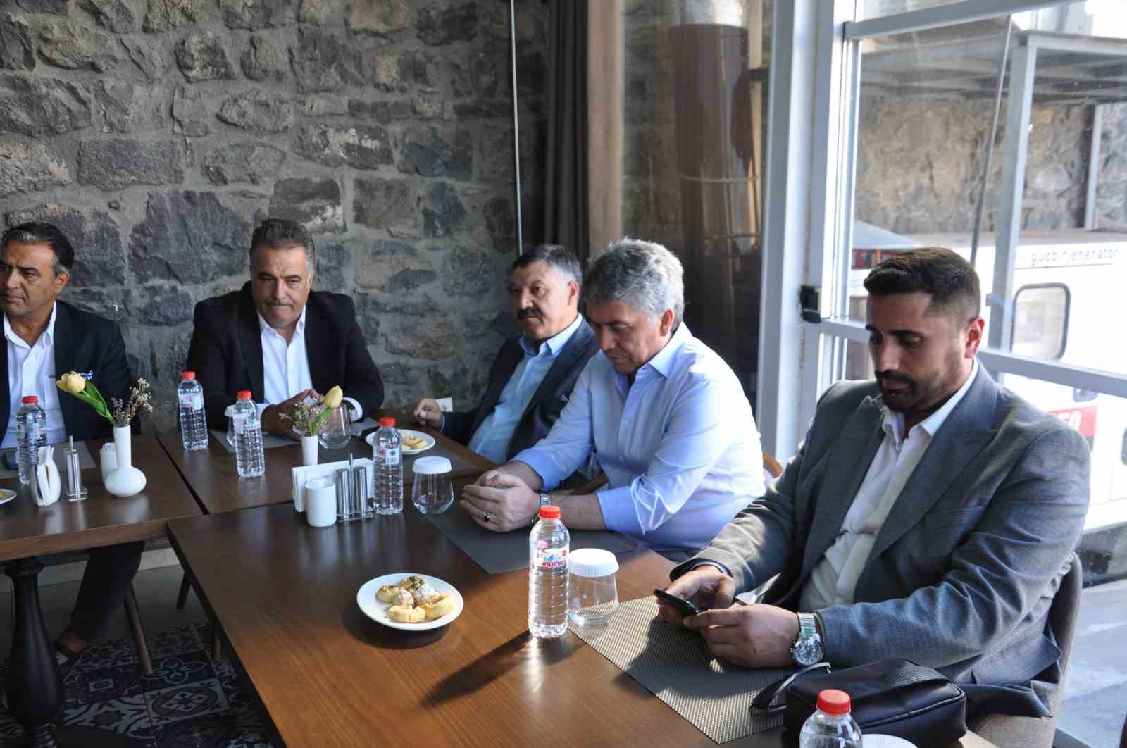 Gazi Kars Eğitim ve Kültür Vakfı yönetimi basınla buluştu 