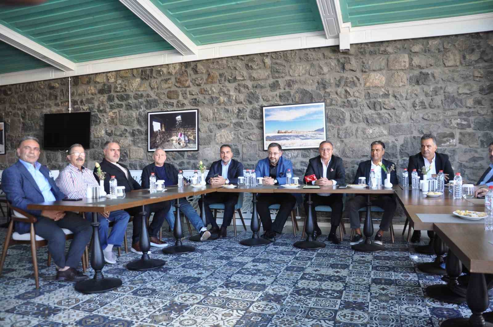 Gazi Kars Eğitim ve Kültür Vakfı yönetimi basınla buluştu 