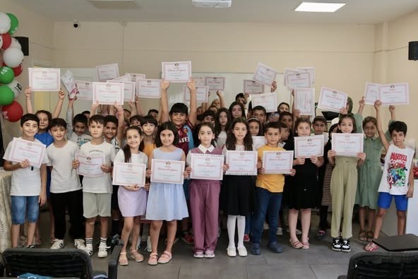 Bilgi evi öğrencilerine Kur’an’a geçiş töreni düzenlendi 