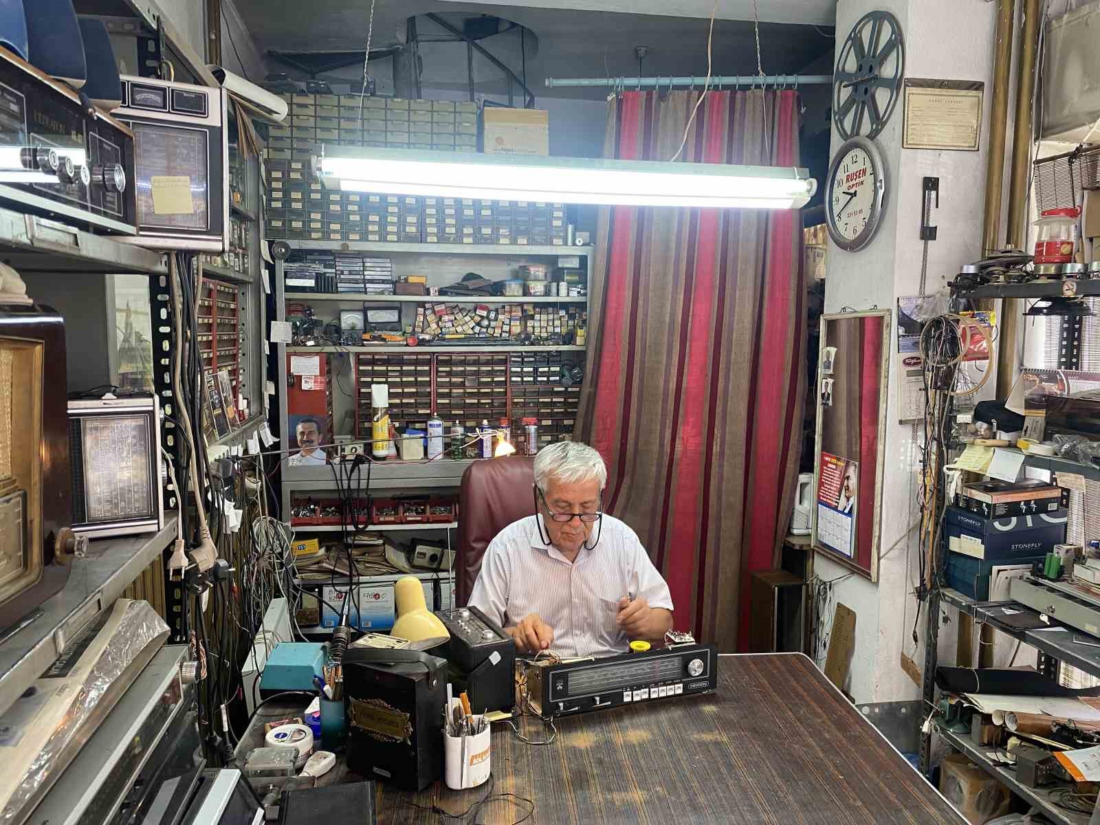 Fehmi amcanın 62 yıldır mesleği olan radyo tamirciliği son demlerini yaşıyor 