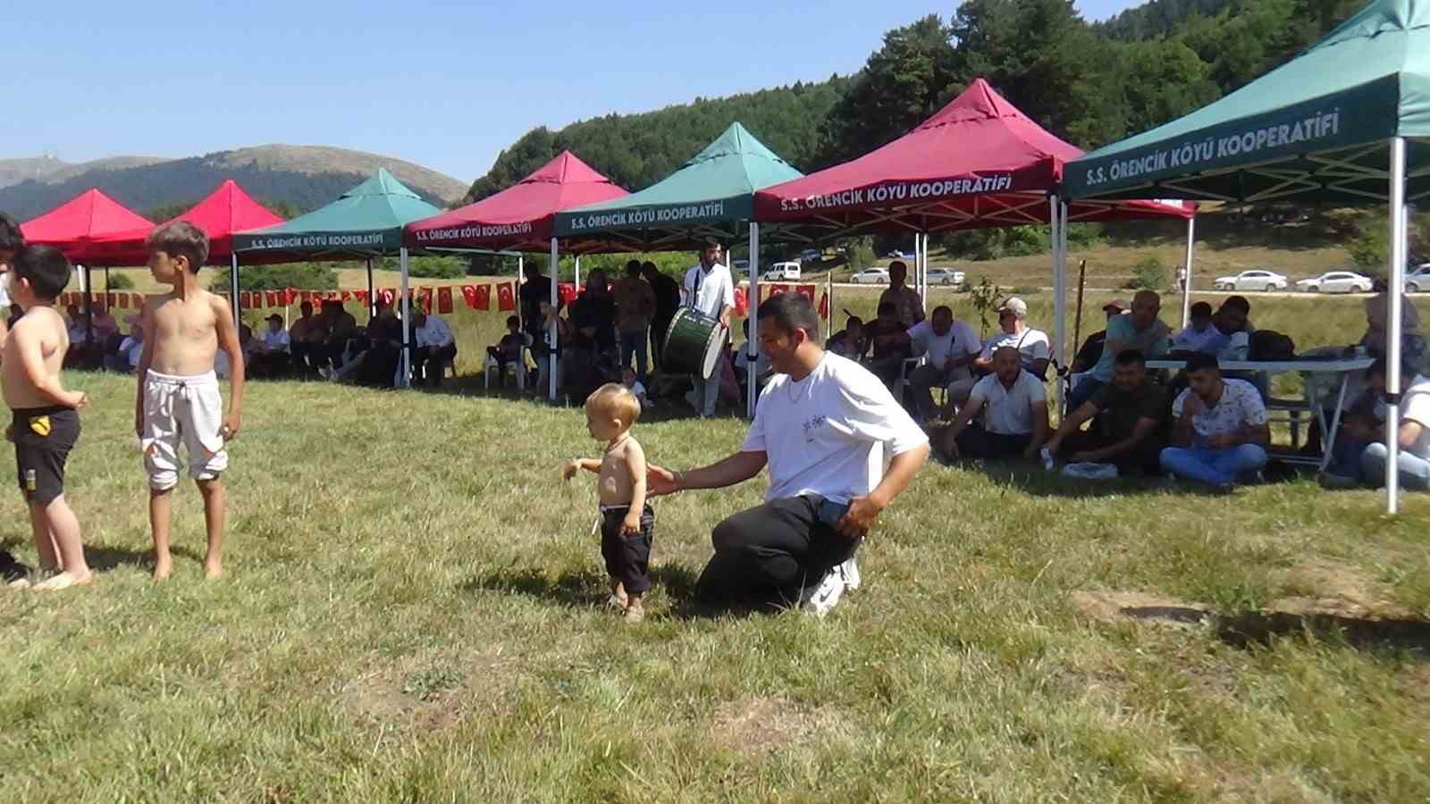 Bölgenin son Hacet Bayramı’nda miniklerin güreşleri eğlenceli anlara sahne oldu 