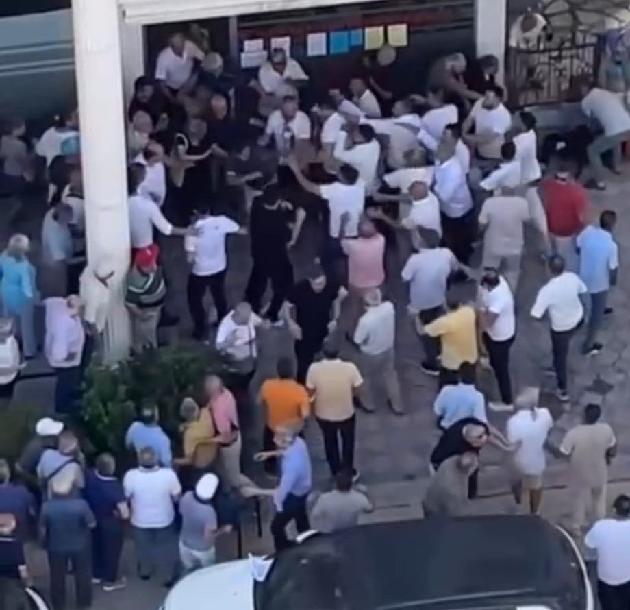 CHP Atakum delege seçimlerinde yumruklar havada uçuştu, profesör yüzüne tekme yedi 