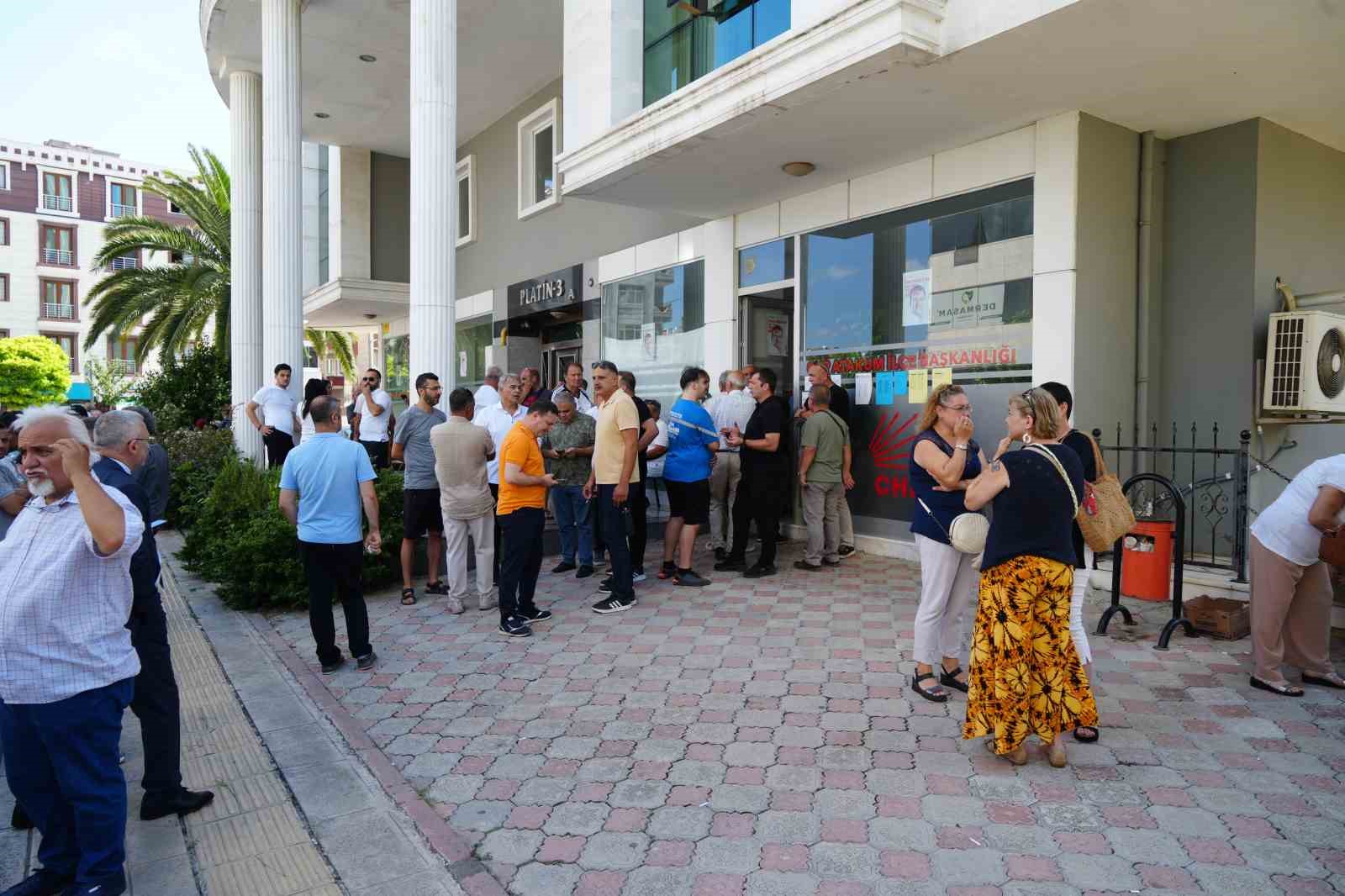 CHP Atakum delege seçimlerinde yumruklar havada uçuştu, profesör yüzüne tekme yedi 