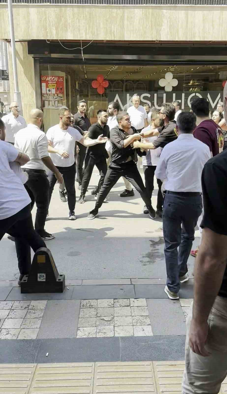 Cadde ortası bir anda boks ringine döndü 