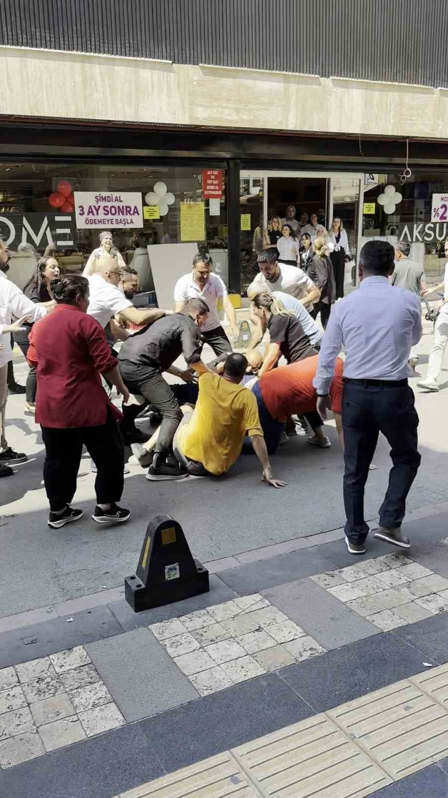 Cadde ortası bir anda boks ringine döndü 