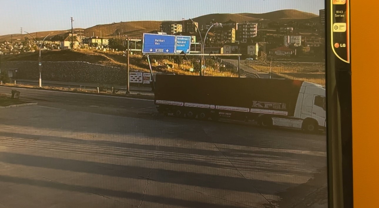 Yüksekova’da sinyalizasyon direğine çarpan tır güvenlik kamerasına yansıdı
