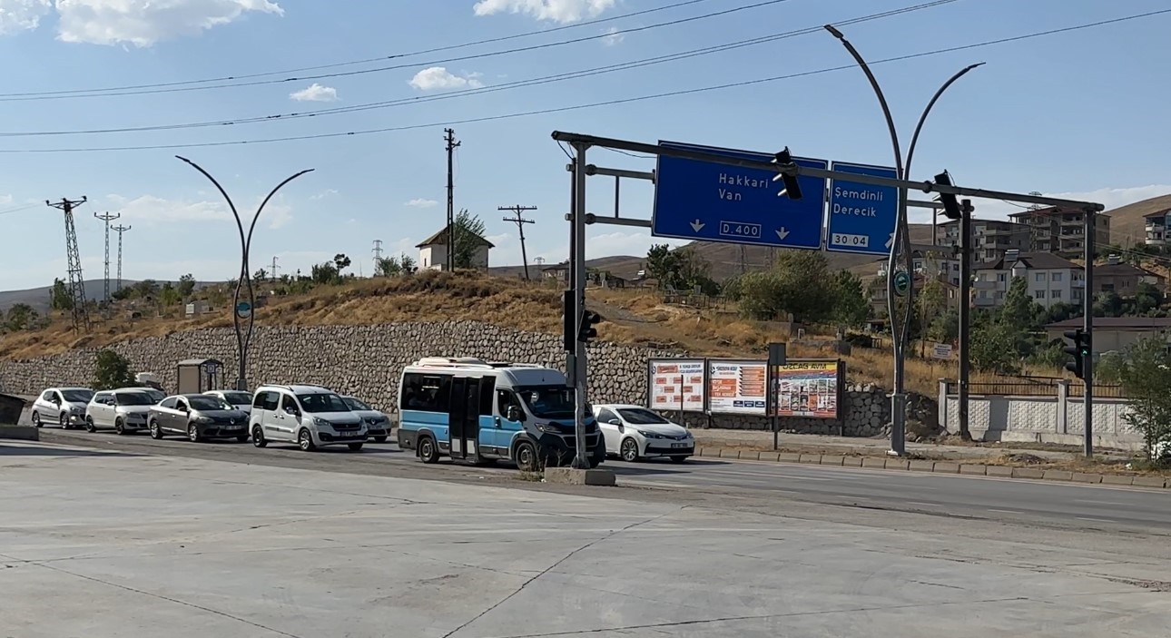 Yüksekova’da sinyalizasyon direğine çarpan tır güvenlik kamerasına yansıdı 