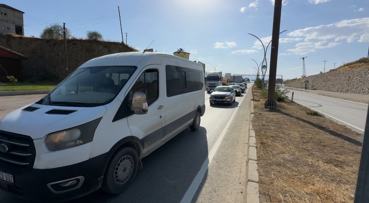 Yüksekova’da sinyalizasyon direğine çarpan tır güvenlik kamerasına yansıdı 
