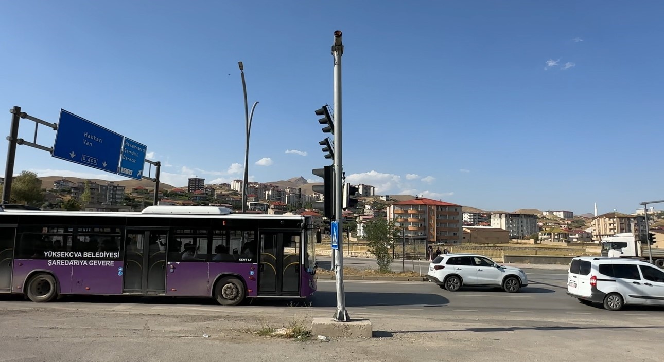Yüksekova’da sinyalizasyon direğine çarpan tır güvenlik kamerasına yansıdı 