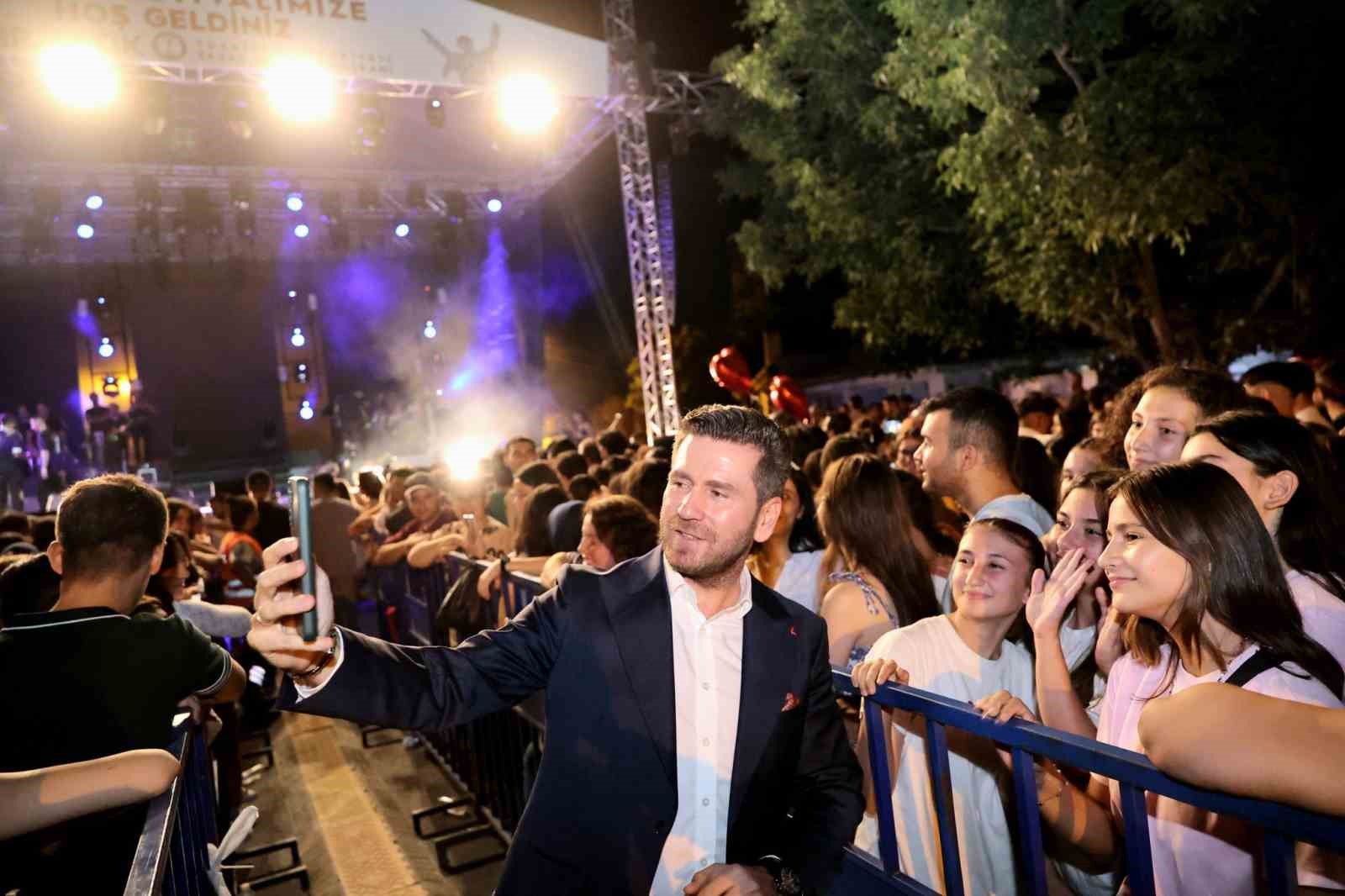 Tavas Zeybek Festivalinde İrem Derici fırtınası esti 