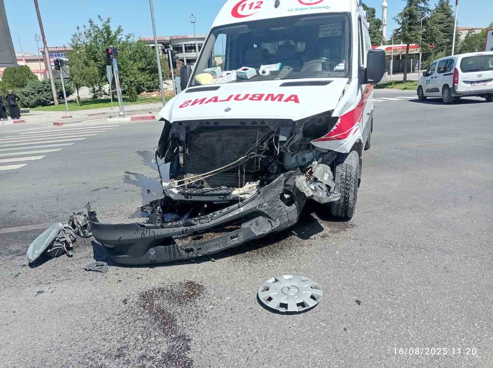 Malatya’da kaza ihbarına giden ambulans kaza yaptı 