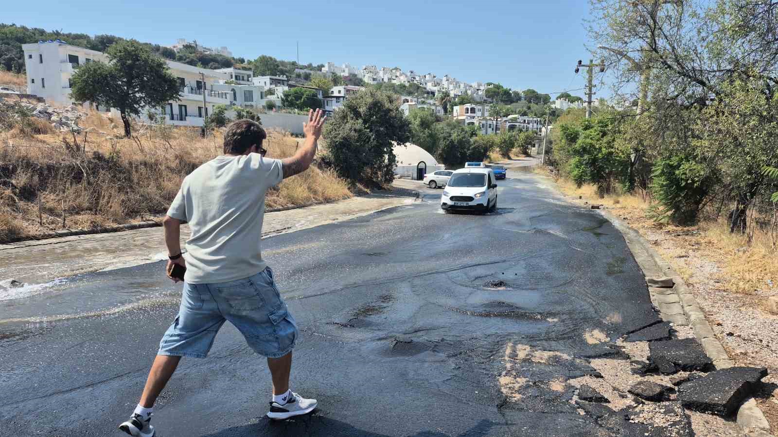 Bodrum’da su isale hattı patladı 